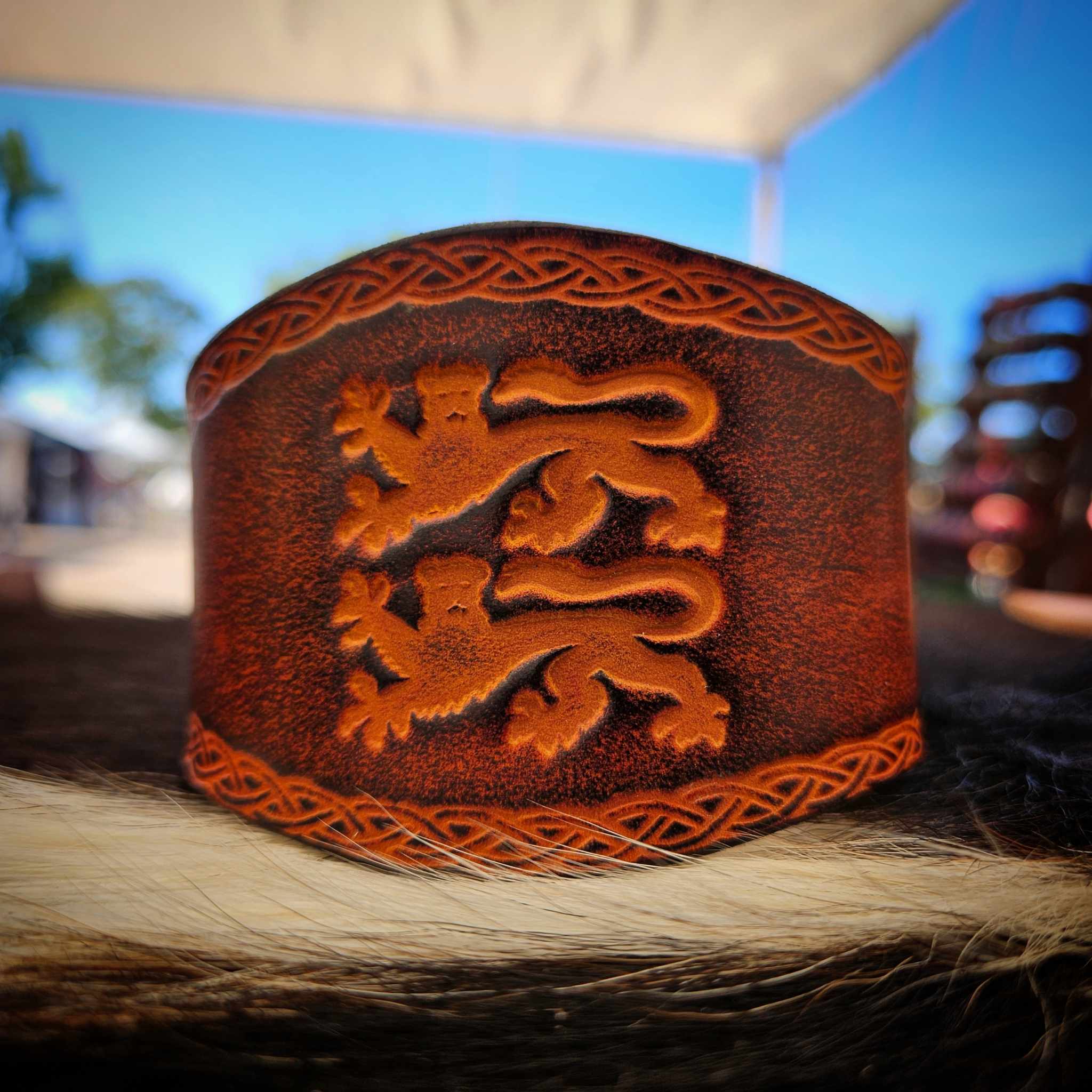 Bracelet de force en cuir à tannage végétal " Diex Aie " – Image 4