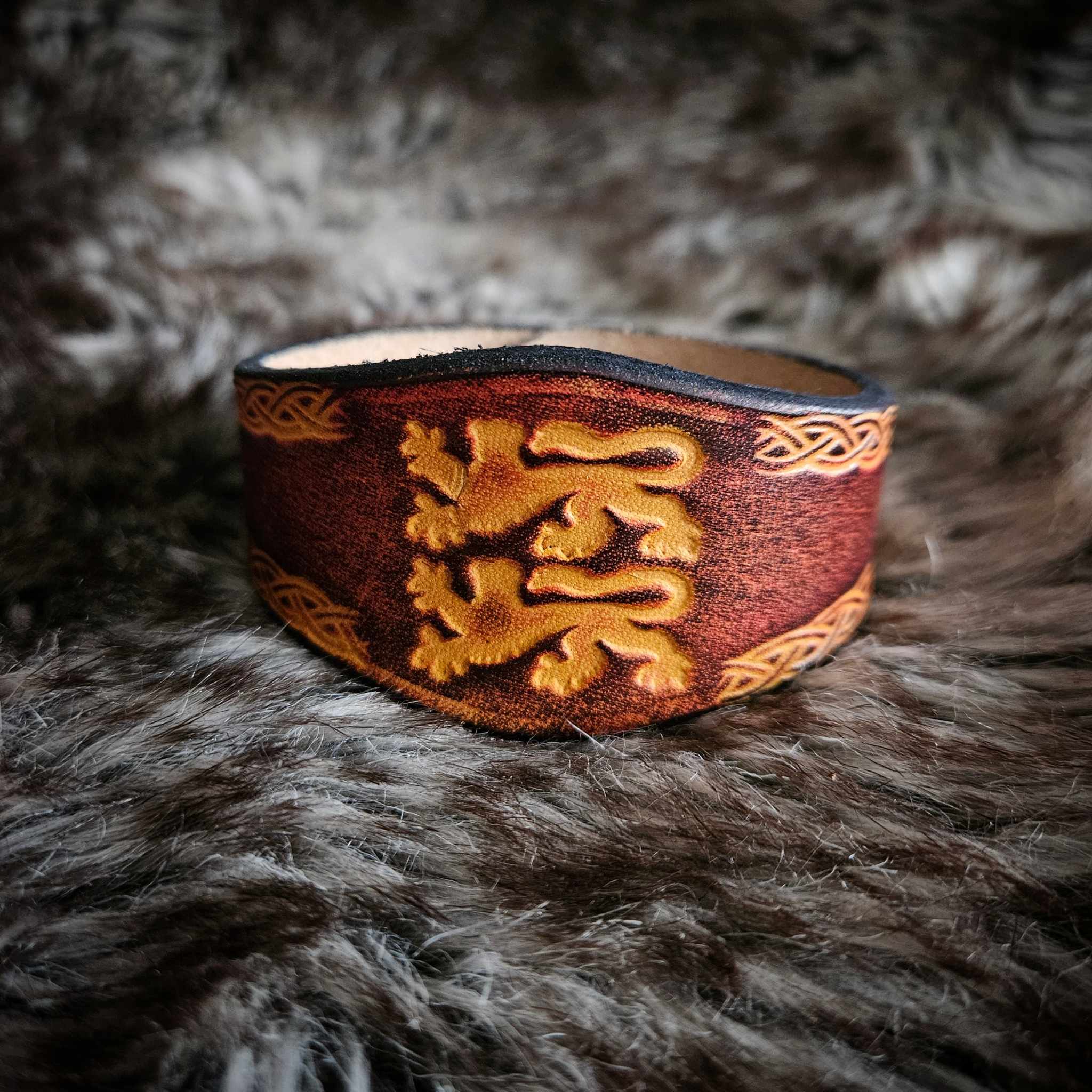 Bracelet de force en cuir à tannage végétal " Diex Aie " – Image 2