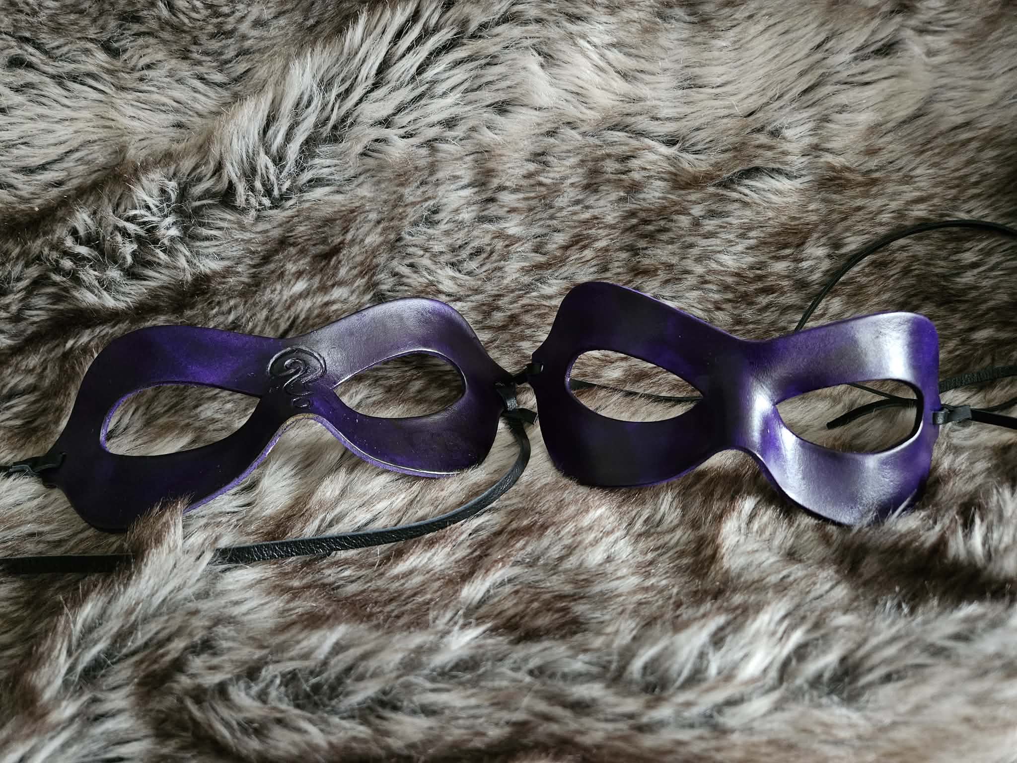 Masque en cuir moulé L'homme mystère – Image 2