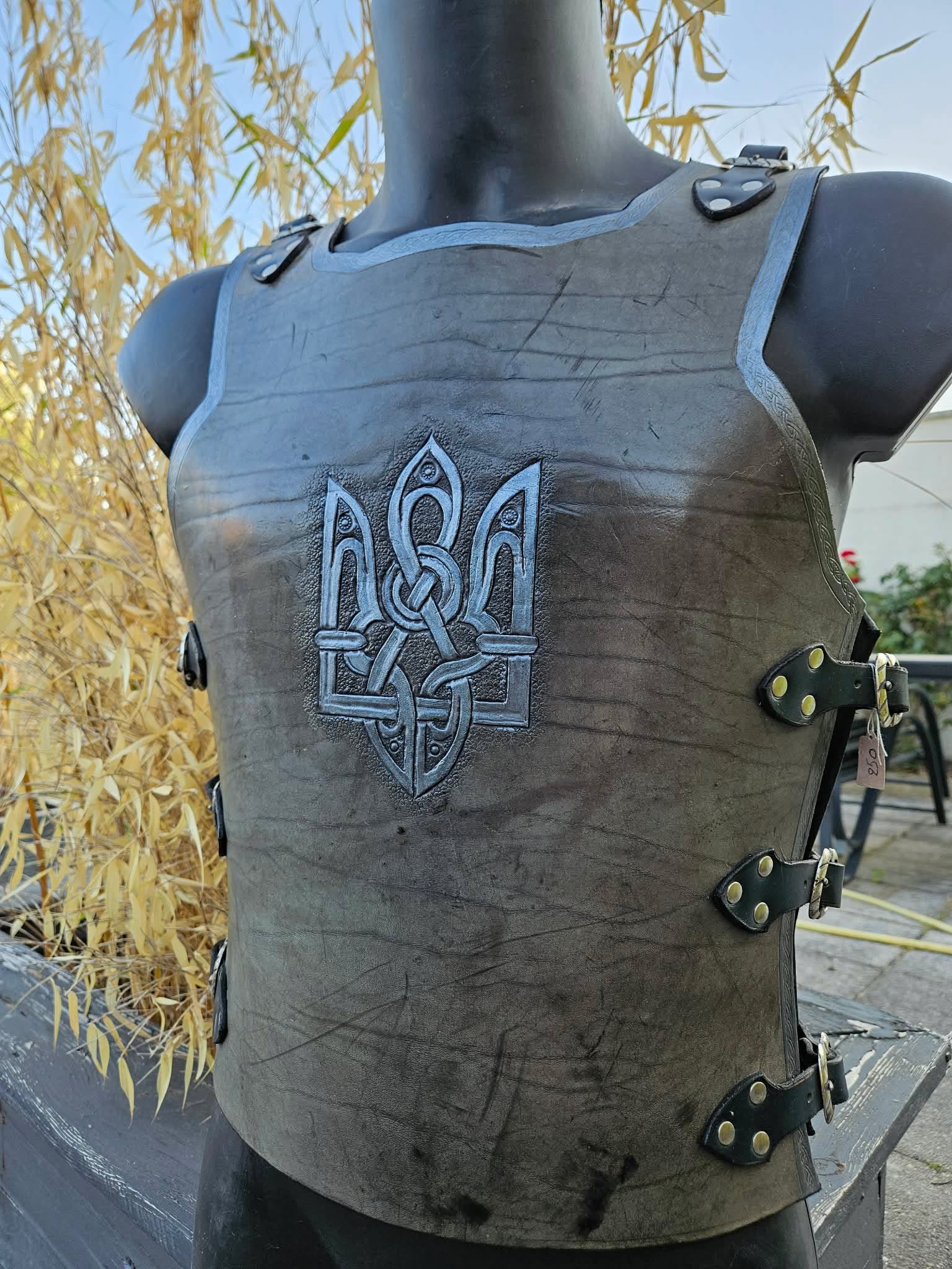 Plastron en cuir à tannage végétal de l'atlantide – Image 3