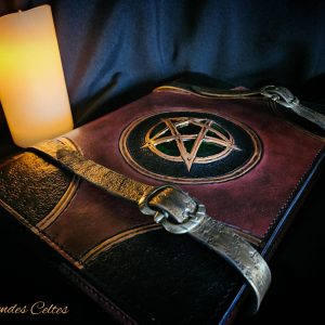 Grimoire en cuir à tannage végétal Le livre des sortilèges