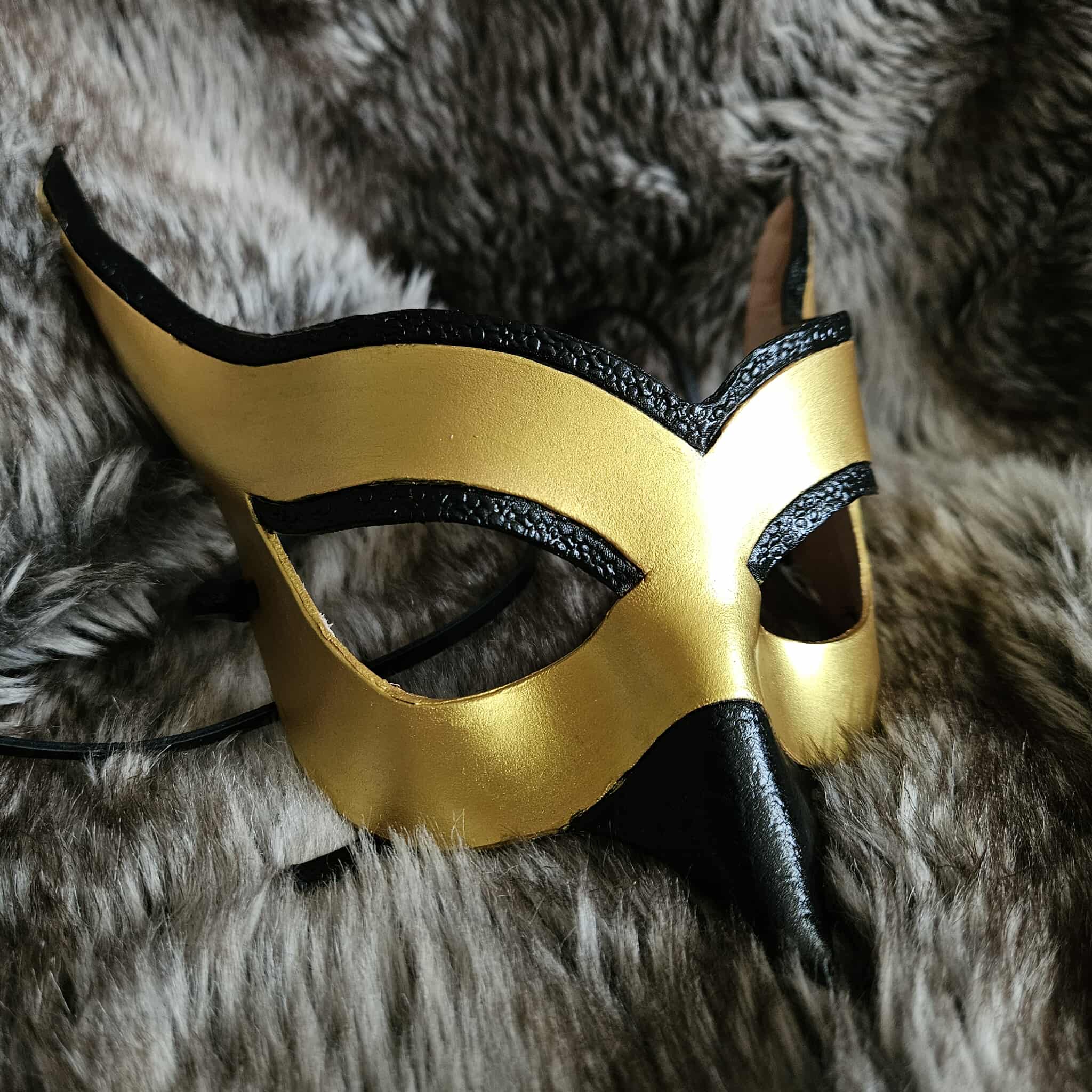 Masque en cuir à tannage végétal " Les faucons "