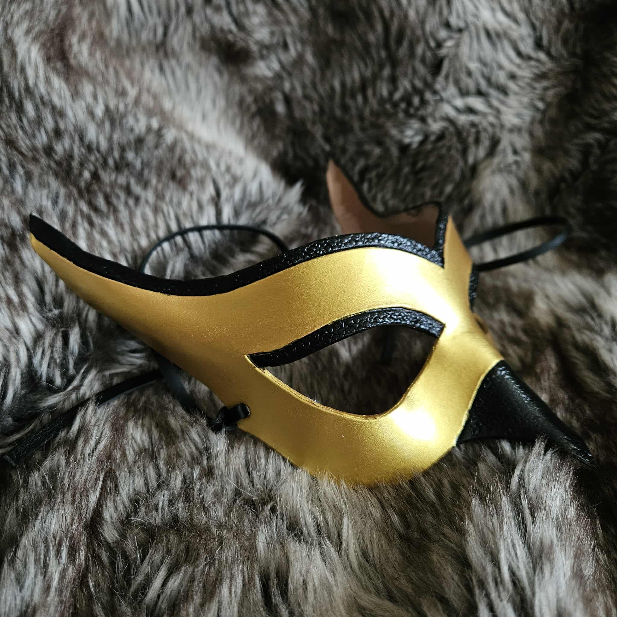 Masque en cuir à tannage végétal " Les faucons " – Image 3