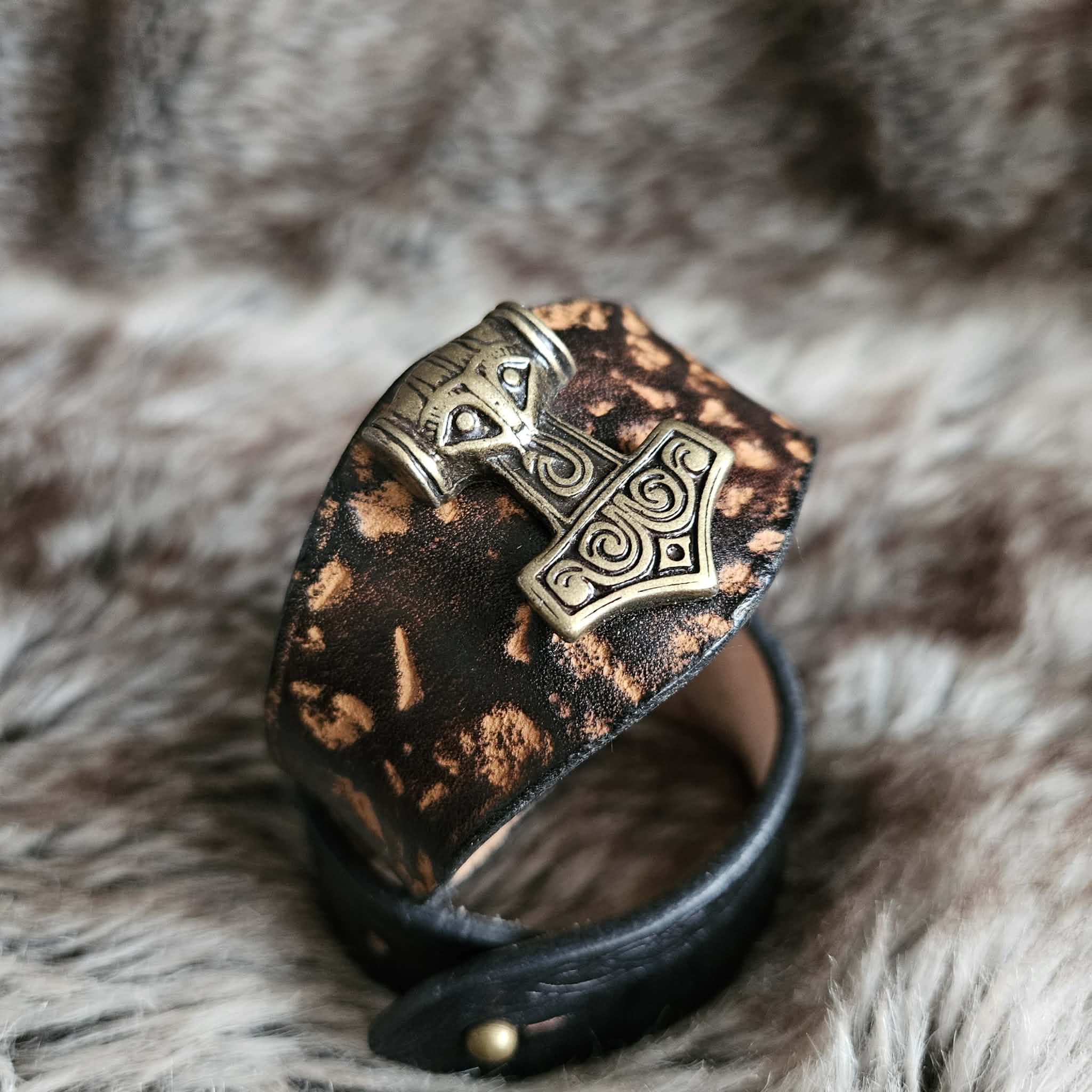 Bracelet en cuir à tannage végétal " Mjolnir le marteau des dieux " – Image 6