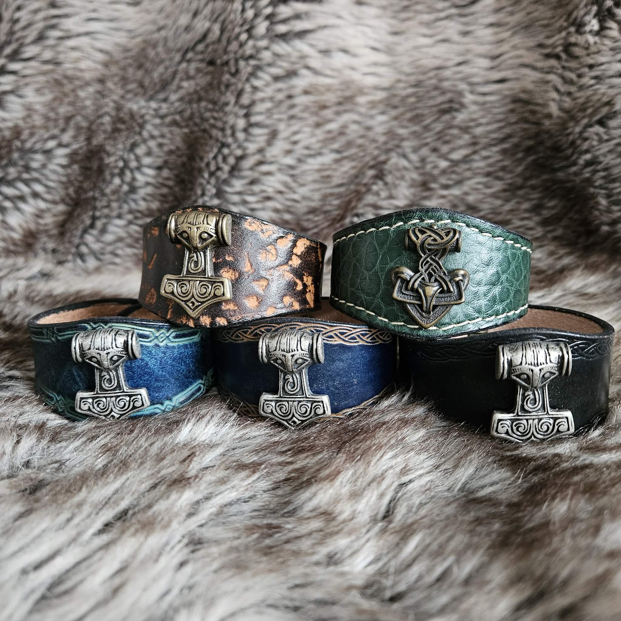 Bracelet en cuir à tannage végétal " Mjolnir le marteau des dieux "
