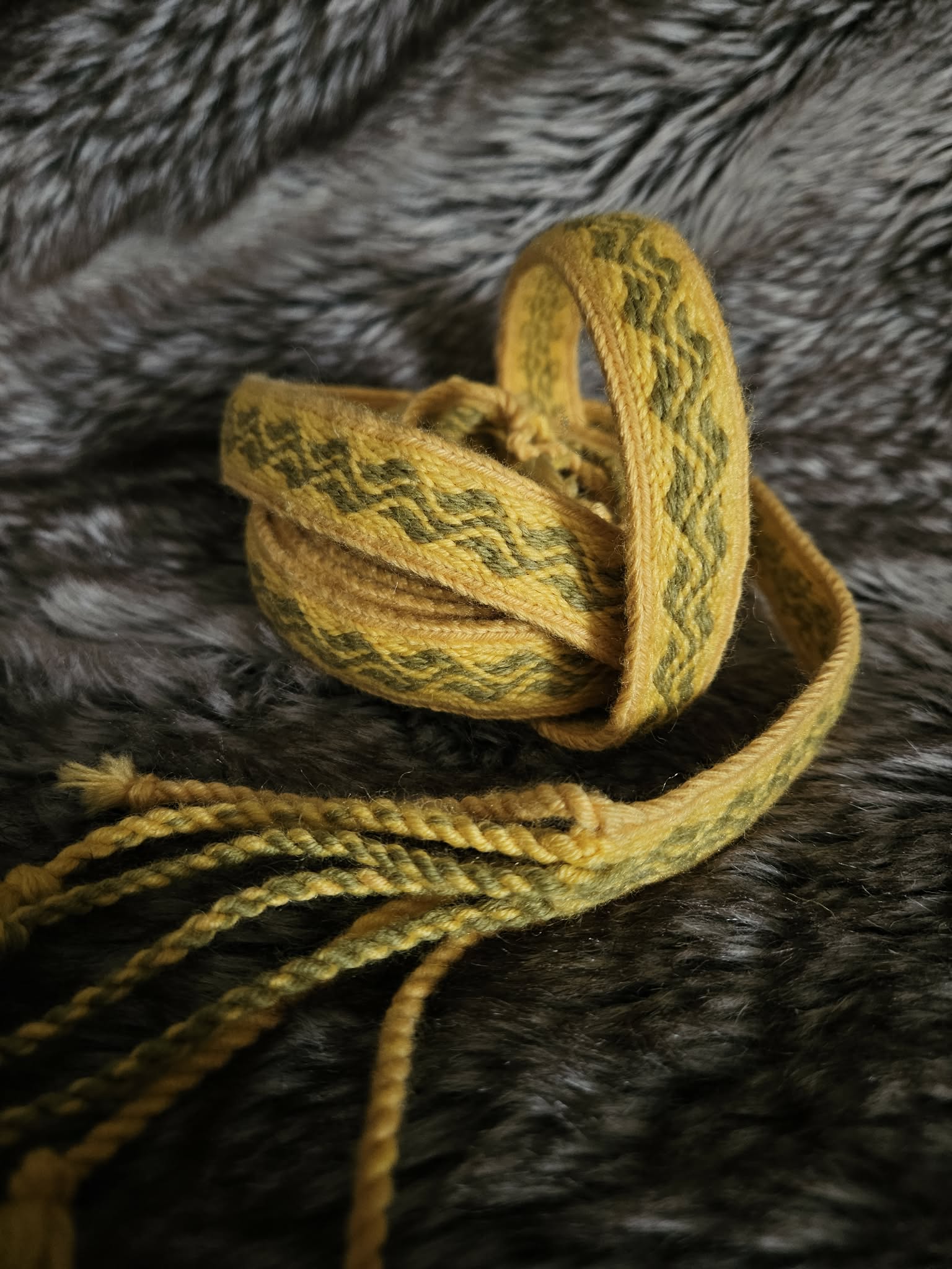 Galon en laine tissé à la main avec tablettes – Image 2