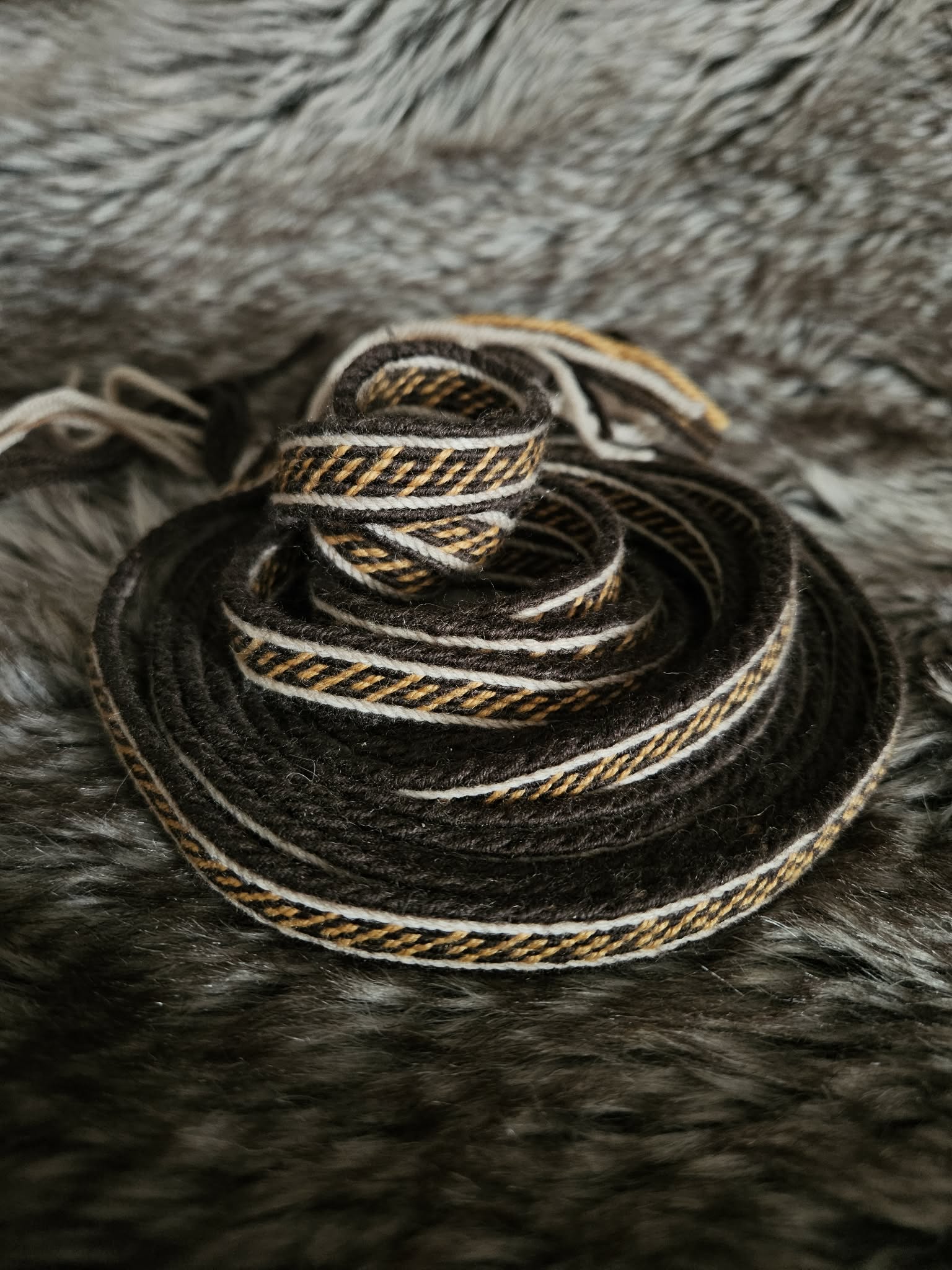 Galon en laine tissé à la main avec tablettes – Image 3