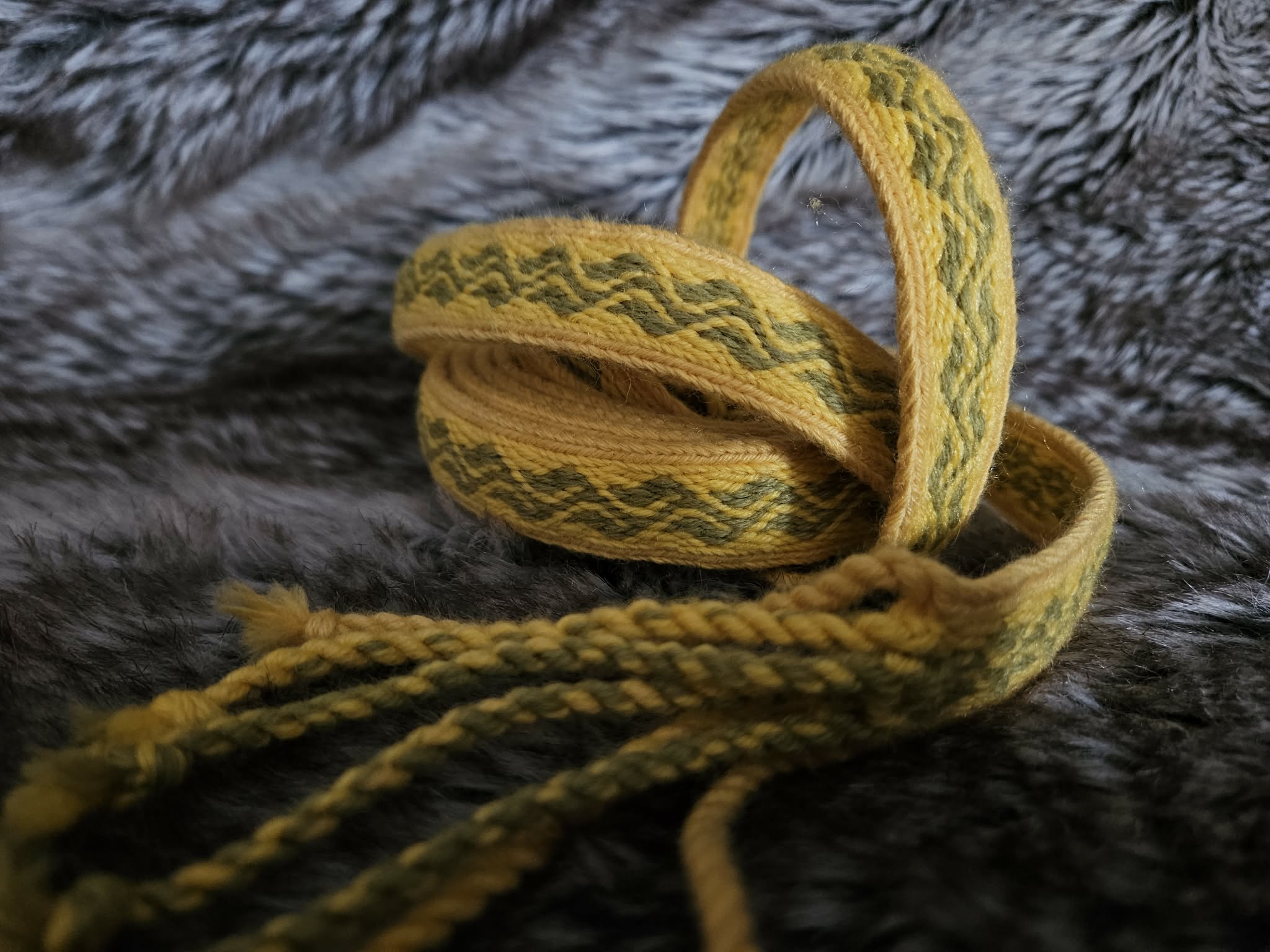 Galon en laine tissé à la main avec tablettes – Image 4