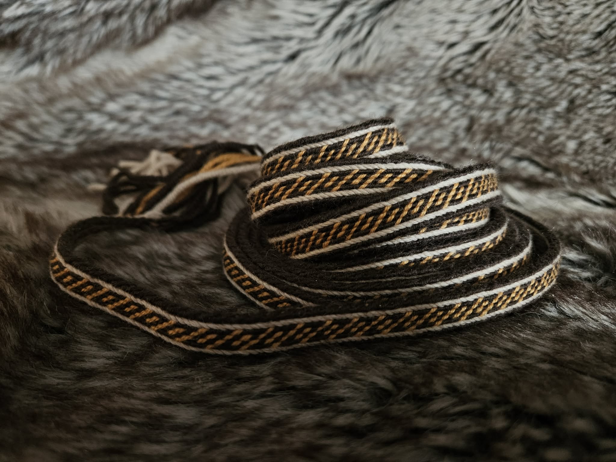 Galon en laine tissé à la main avec tablettes – Image 5