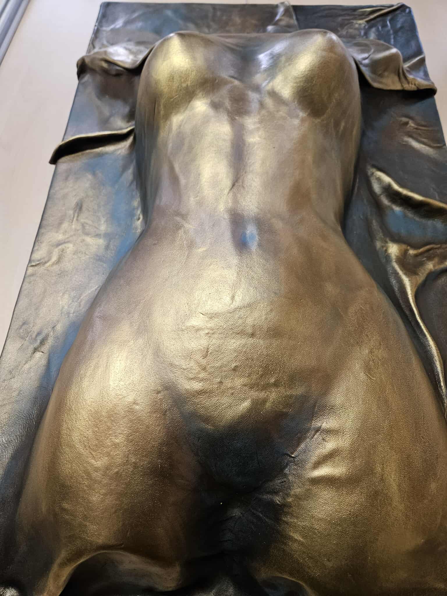 Tableau en cuir à tannage végétal " la venus d'Airain " – Image 4