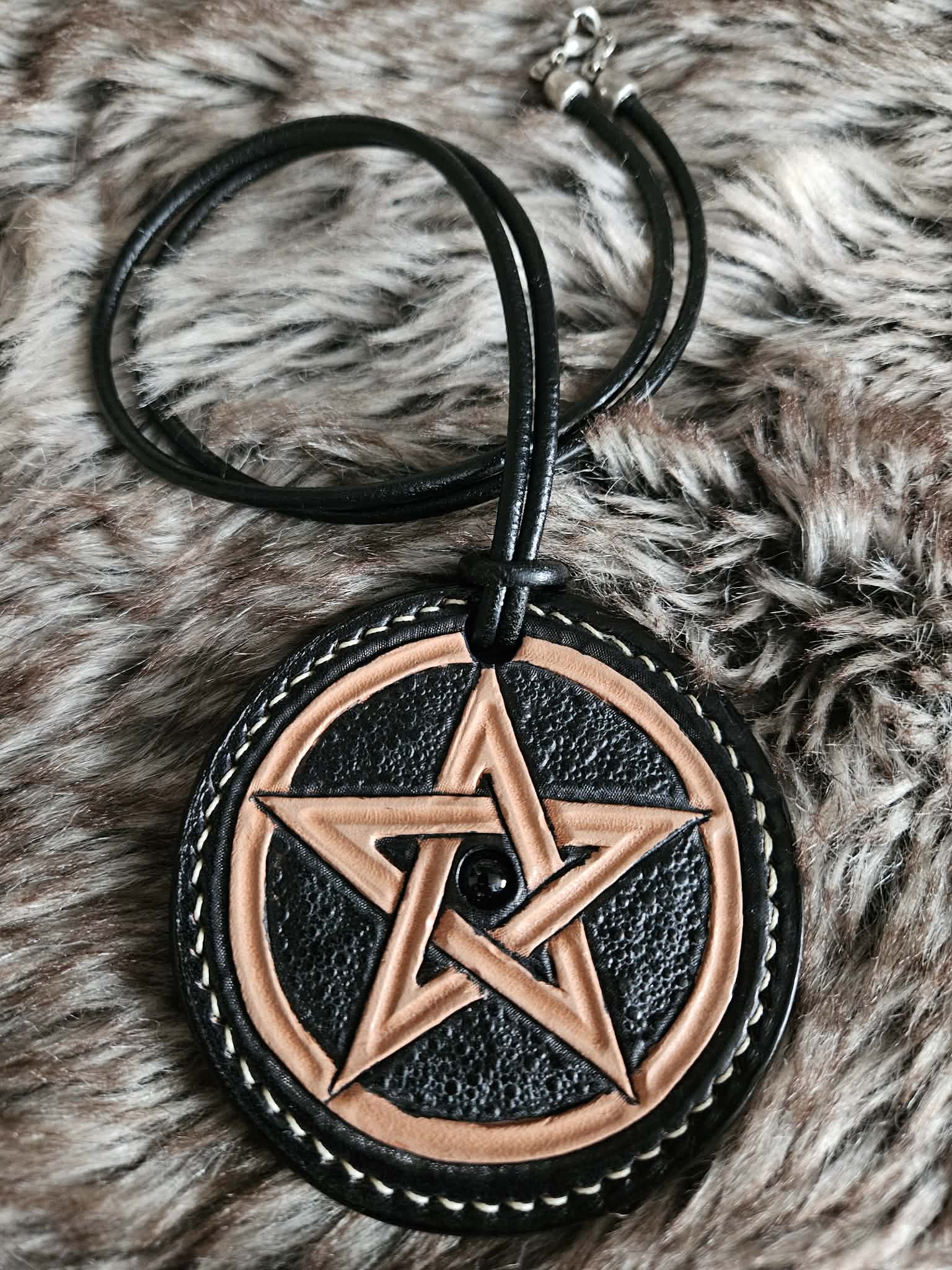 Talisman de sorcellerie en cuir à tannage végétal – Image 2